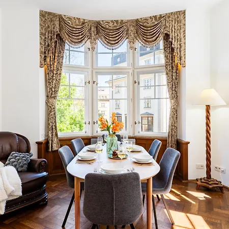 아파트 Days - Two Bedroom With Netflix And 200mbs Wifi In Old Town