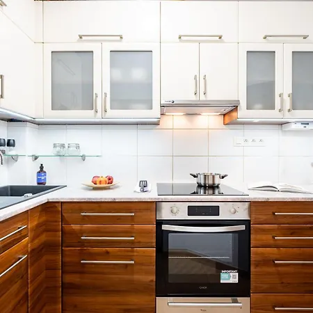 아파트 Days - Two Bedroom With Netflix And 200mbs Wifi In Old Town