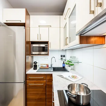 Days - Two Bedroom With Netflix And 200mbs Wifi In Old Town *